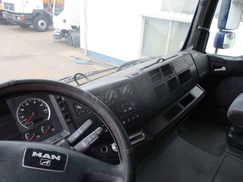 Foto del interior 2: Cabeza tractora MAN TGA , FOR PARTS ONLY , NO ENGINE AND GEARBOX Foto del interior 2: Cabeza tractora MAN TGA , FOR PARTS ONLY , NO ENGINE AND GEARBOX