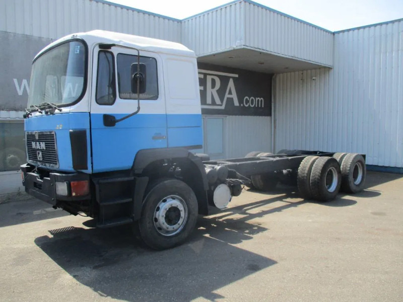 MAN 26.402 25.402 , ZF manual , 6x4 , Sping suspension - Camión chasis: foto 1 MAN 26.402 25.402 , ZF manual , 6x4 , Sping suspension - Camión chasis: foto 1