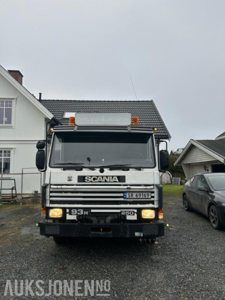 1995 Scania P93 tippbil med kran - Camión volquete: foto 2 1995 Scania P93 tippbil med kran - Camión volquete: foto 2