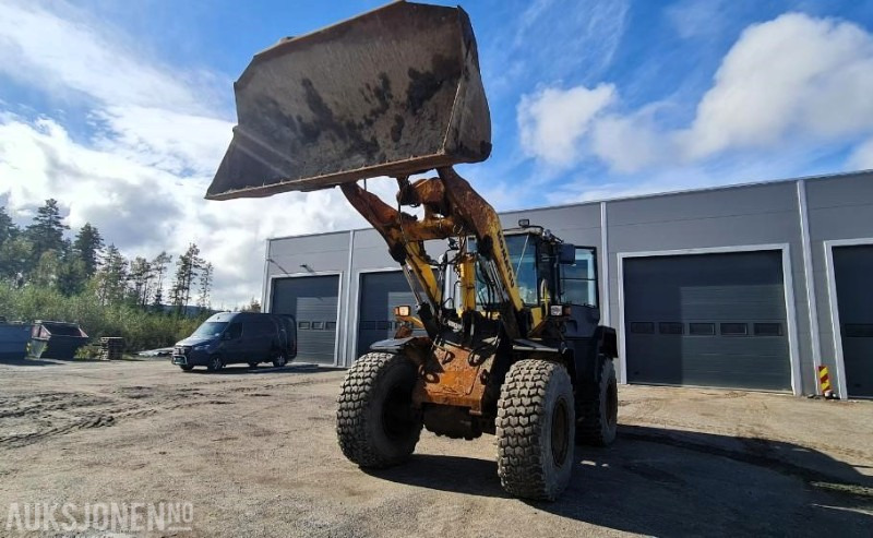2004 Komatsu WA320, kun 9.000 arbeidstimer! Pallegafler + Skuffe inkludert, 3dje funksjon, SERTIFISERT! - Cargadora de ruedas: foto 2 2004 Komatsu WA320, kun 9.000 arbeidstimer! Pallegafler + Skuffe inkludert, 3dje funksjon, SERTIFISERT! - Cargadora de ruedas: foto 2