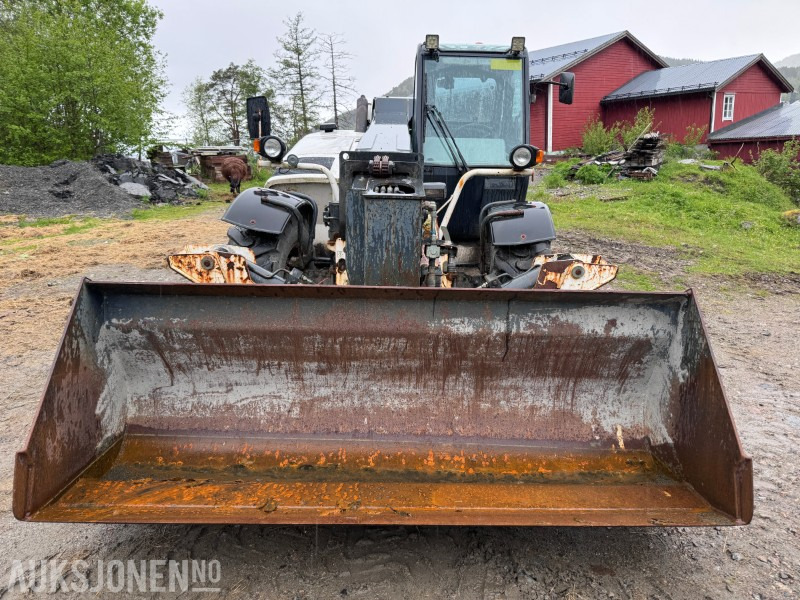 2005 Bobcat T35120SL Teleskoptruck / Teleskoplaster - 4x4x4 - avvatringssylinder - Støttelabber - Hydraulisk redskapslås - Jibb - Skuffe - 2 stk pallegafler - Manipulador telescópico: foto 2 2005 Bobcat T35120SL Teleskoptruck / Teleskoplaster - 4x4x4 - avvatringssylinder - Støttelabber - Hydraulisk redskapslås - Jibb - Skuffe - 2 stk pallegafler - Manipulador telescópico: foto 2