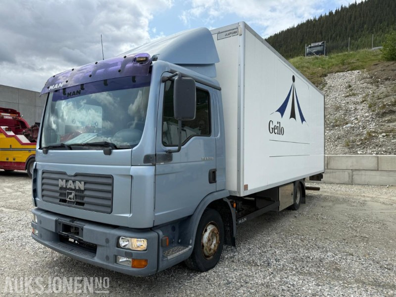 2005 MAN TGL 8.180 skapbil med løftelem - Camión caja cerrada: foto 1 2005 MAN TGL 8.180 skapbil med løftelem - Camión caja cerrada: foto 1