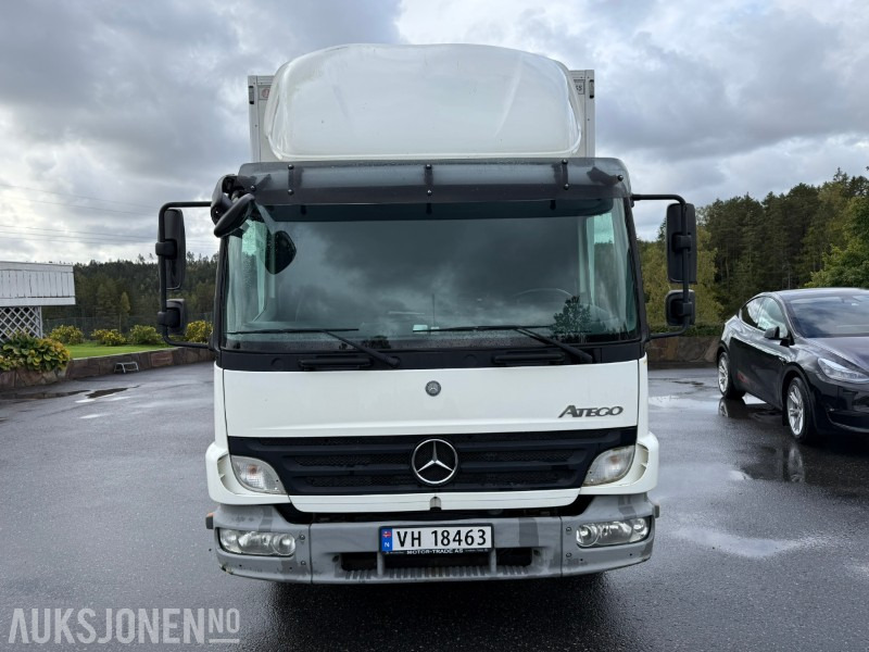 2010 Mercedes-Benz Atego 818 skapbil m/ Thermo King og Zepro bakløft - Camión caja cerrada: foto 2 2010 Mercedes-Benz Atego 818 skapbil m/ Thermo King og Zepro bakløft - Camión caja cerrada: foto 2