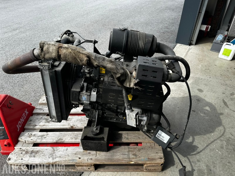 2010 Yanmar 4TNV84T-GGEH - Equipo de construcción: foto 2 2010 Yanmar 4TNV84T-GGEH - Equipo de construcción: foto 2