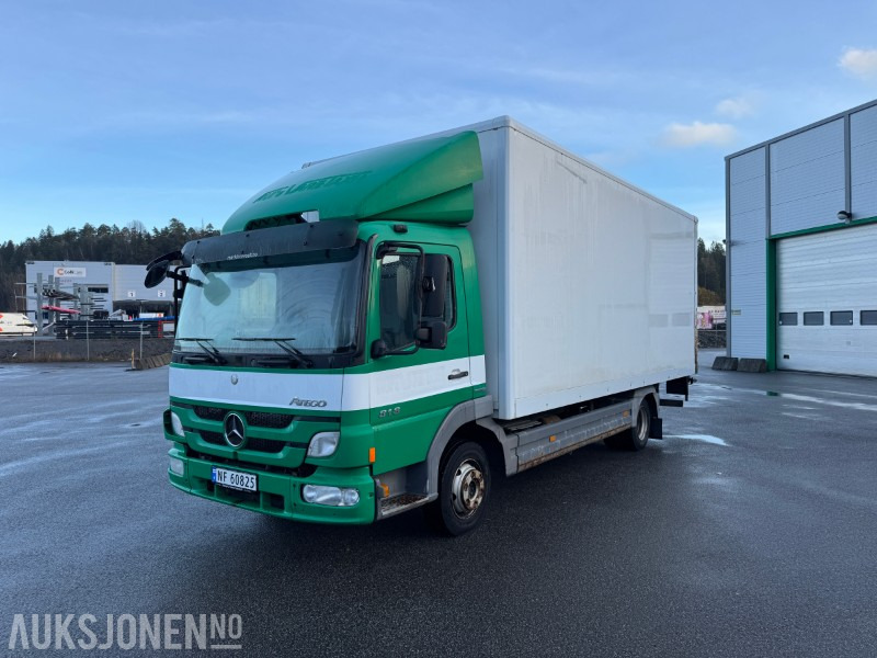 2011 Mercedes-Benz ATECO 818 L - Skapbil med løftelem - Camión caja cerrada: foto 1 2011 Mercedes-Benz ATECO 818 L - Skapbil med løftelem - Camión caja cerrada: foto 1
