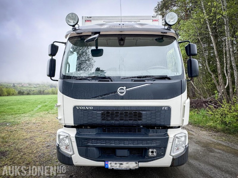 2017 Volvo FE - 320 - Distribusjons lastebil med bakløft - Gått kun 264.000 km - Camión caja cerrada: foto 2 2017 Volvo FE - 320 - Distribusjons lastebil med bakløft - Gått kun 264.000 km - Camión caja cerrada: foto 2