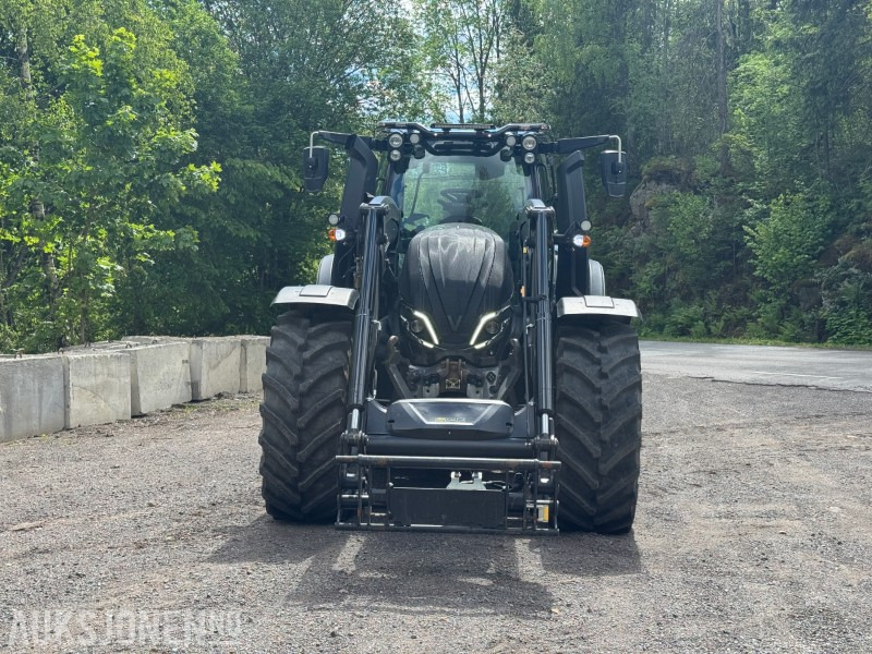 2022 Valtra T235 - Unlimited Black Edition - Traktor - Frontlaster - Tractor: foto 2 2022 Valtra T235 - Unlimited Black Edition - Traktor - Frontlaster - Tractor: foto 2