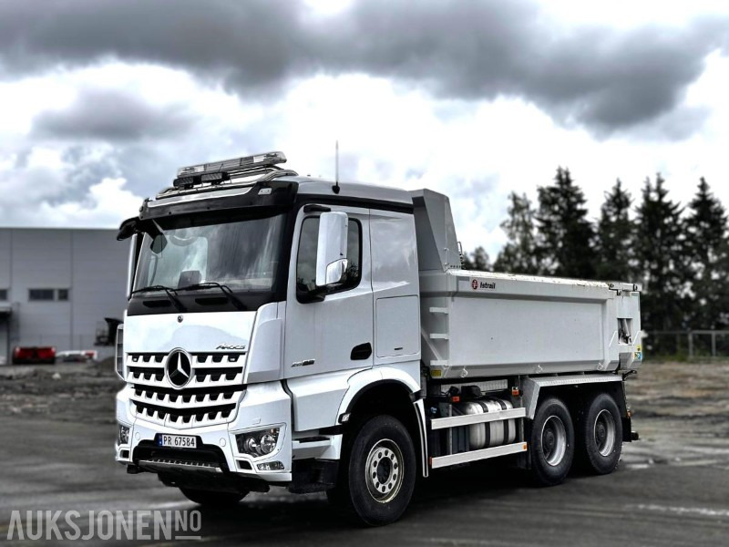 2023 Mercedes-Benz Arocs tippbil m/ Istrail tippkasse – 53 374 km - Camión volquete: foto 1 2023 Mercedes-Benz Arocs tippbil m/ Istrail tippkasse – 53 374 km - Camión volquete: foto 1
