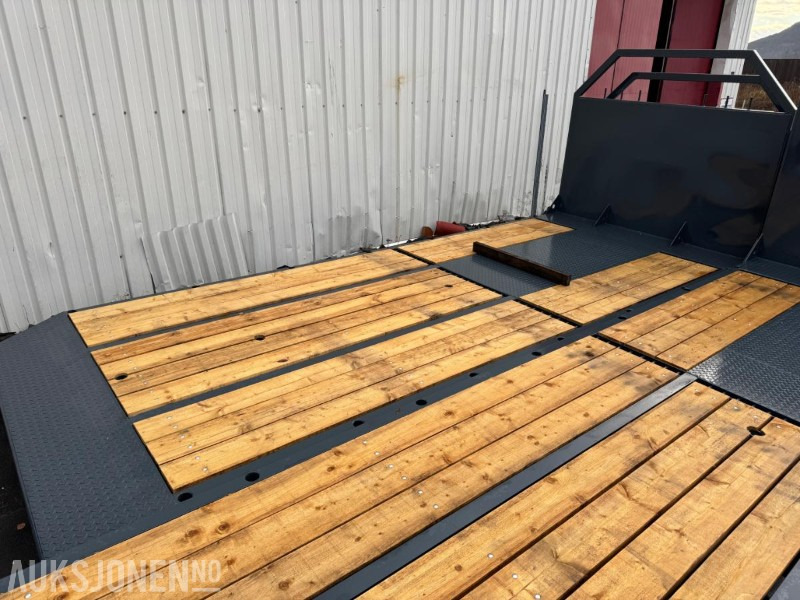 2025 NYTT Maskinflak med staker og låsbare skap - Camión: foto 2 2025 NYTT Maskinflak med staker og låsbare skap - Camión: foto 2