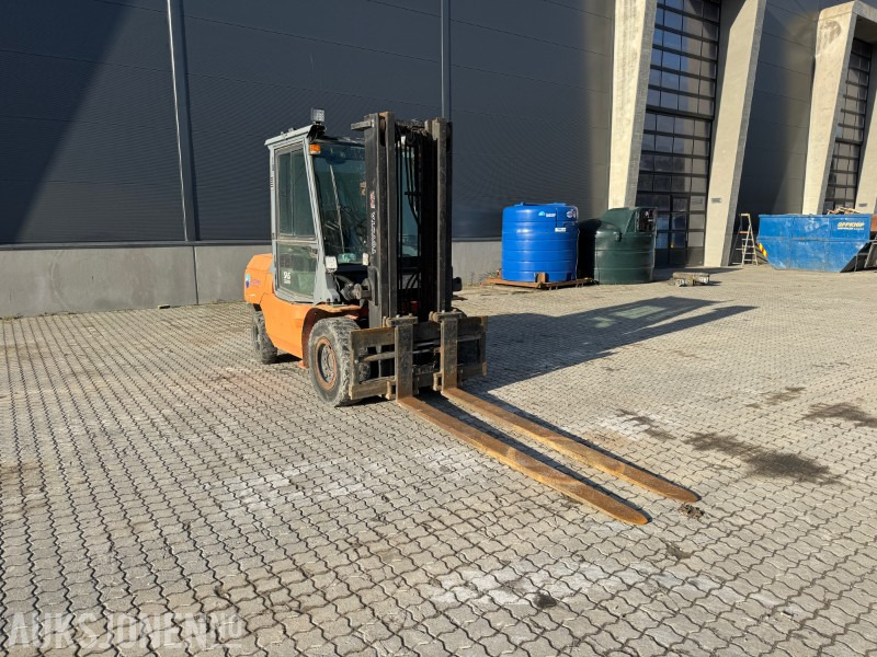 2004 Toyota 02-7FD45 gaffeltruck – 4,5 tonn, diesel, hytte - Equipo de manutención: foto 3 2004 Toyota 02-7FD45 gaffeltruck – 4,5 tonn, diesel, hytte - Equipo de manutención: foto 3
