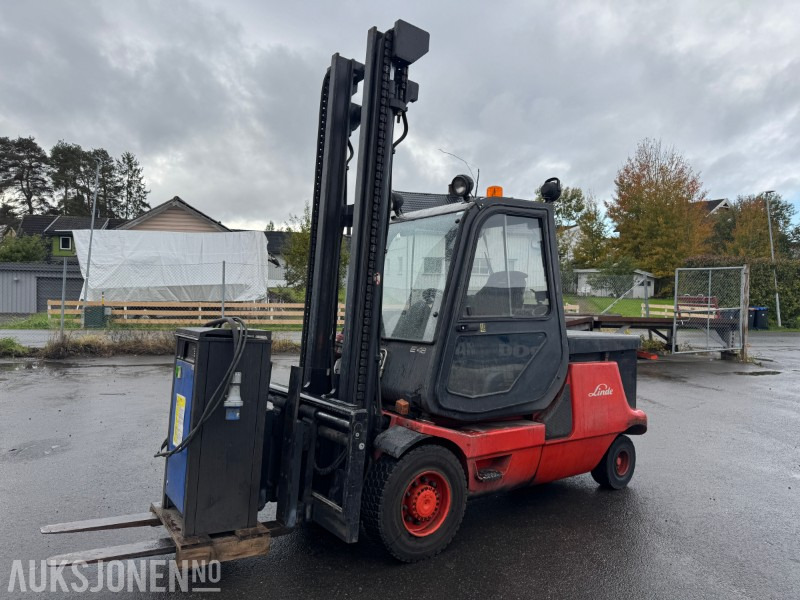 2006 Linde E48P motvekttruck med 4610 kg løftekapasitet - Equipo de manutención: foto 1 2006 Linde E48P motvekttruck med 4610 kg løftekapasitet - Equipo de manutención: foto 1