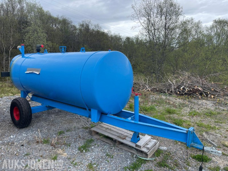 1989 Vanntank Godkjent for Drikkevann på 3000 Liter - Implemento para Maquinaria de construcción: foto 2 1989 Vanntank Godkjent for Drikkevann på 3000 Liter - Implemento para Maquinaria de construcción: foto 2