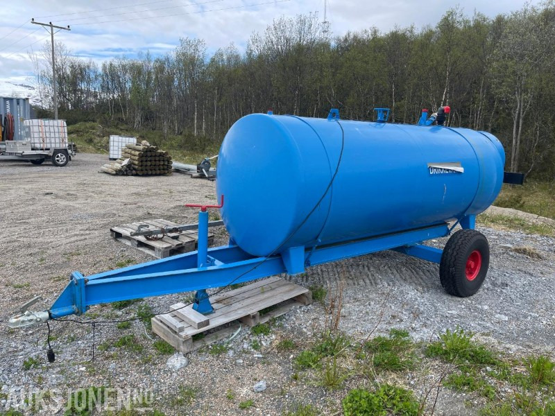 1989 Vanntank Godkjent for Drikkevann på 3000 Liter - Implemento para Maquinaria de construcción: foto 1 1989 Vanntank Godkjent for Drikkevann på 3000 Liter - Implemento para Maquinaria de construcción: foto 1