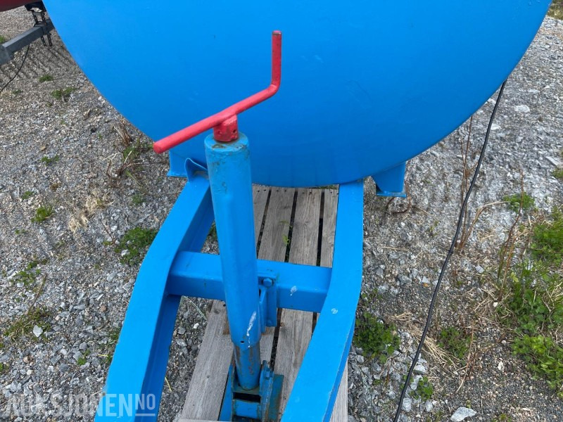 1989 Vanntank Godkjent for Drikkevann på 3000 Liter - Implemento para Maquinaria de construcción: foto 4 1989 Vanntank Godkjent for Drikkevann på 3000 Liter - Implemento para Maquinaria de construcción: foto 4