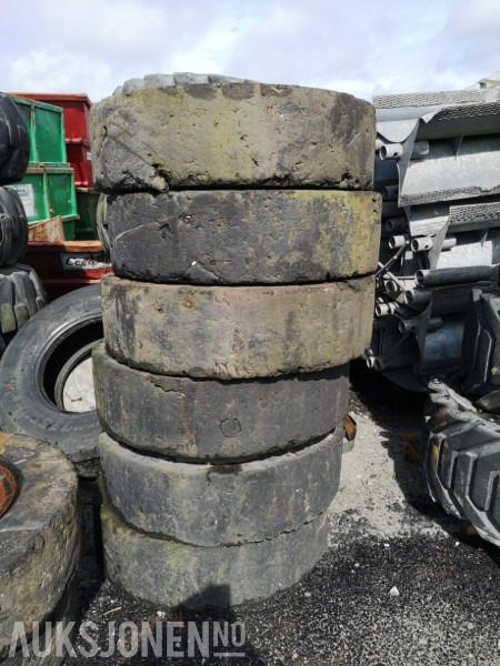 2000 8 stk. helgummihjul/Compakthjul med eurofelger. - Implemento para Maquinaria de construcción: foto 1 2000 8 stk. helgummihjul/Compakthjul med eurofelger. - Implemento para Maquinaria de construcción: foto 1