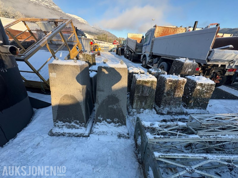 Lattix sikkerhetsmaster / lysmaster 2 stk med 2 stk betongsokler - Equipo de construcción: foto 1 Lattix sikkerhetsmaster / lysmaster 2 stk med 2 stk betongsokler - Equipo de construcción: foto 1