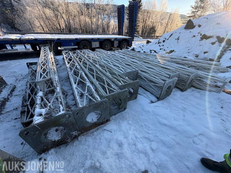 Lattix sikkerhetsmaster / lysmaster 2 stk med 2 stk betongsokler - Equipo de construcción: foto 3 Lattix sikkerhetsmaster / lysmaster 2 stk med 2 stk betongsokler - Equipo de construcción: foto 3