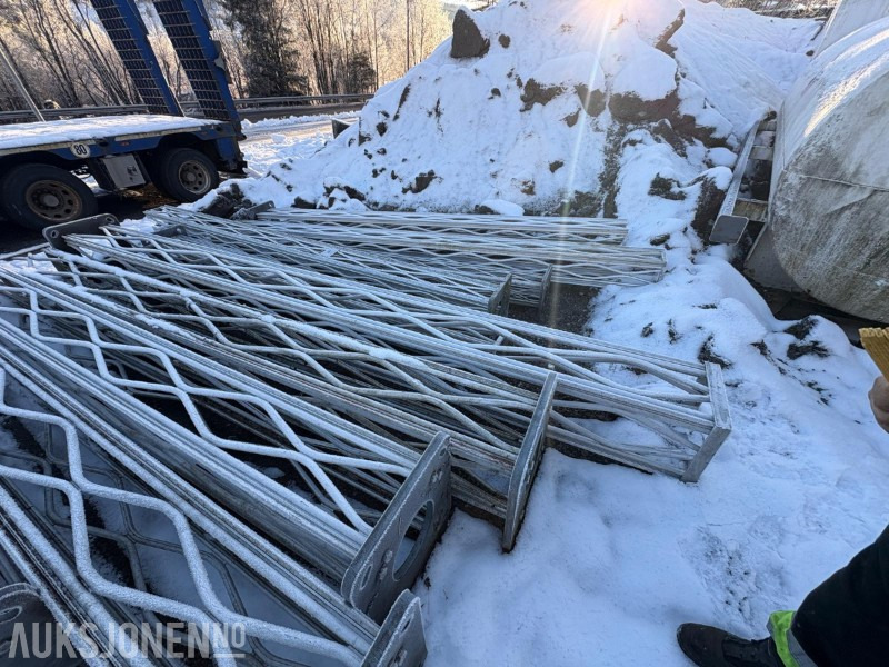 Lattix sikkerhetsmaster / lysmaster 2 stk med 2 stk betongsokler - Equipo de construcción: foto 2 Lattix sikkerhetsmaster / lysmaster 2 stk med 2 stk betongsokler - Equipo de construcción: foto 2