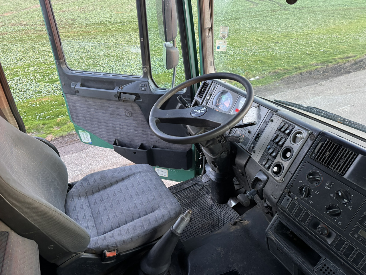 MAN 26 414 6x4 KIPPER L2000 Euro3 Manual Injection Pomp - Camión: foto 2 MAN 26 414 6x4 KIPPER L2000 Euro3 Manual Injection Pomp - Camión: foto 2