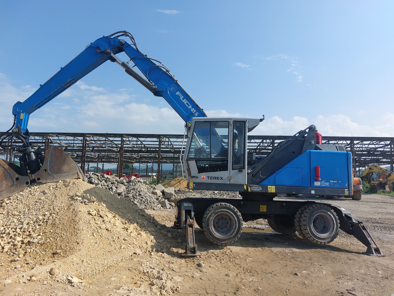FUCHS MHL320 - Manipulador de materiales: foto 1 FUCHS MHL320 - Manipulador de materiales: foto 1