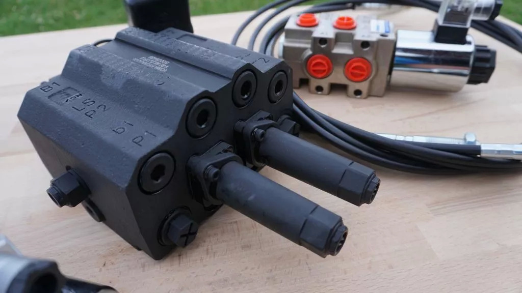 Front loader valve with Load Sensing LS valve 4 function Joystick 90 l/min 24 gp Case IH - Cargador frontal para tractor para Camión: foto 2 Front loader valve with Load Sensing LS valve 4 function Joystick 90 l/min 24 gp Case IH - Cargador frontal para tractor para Camión: foto 2