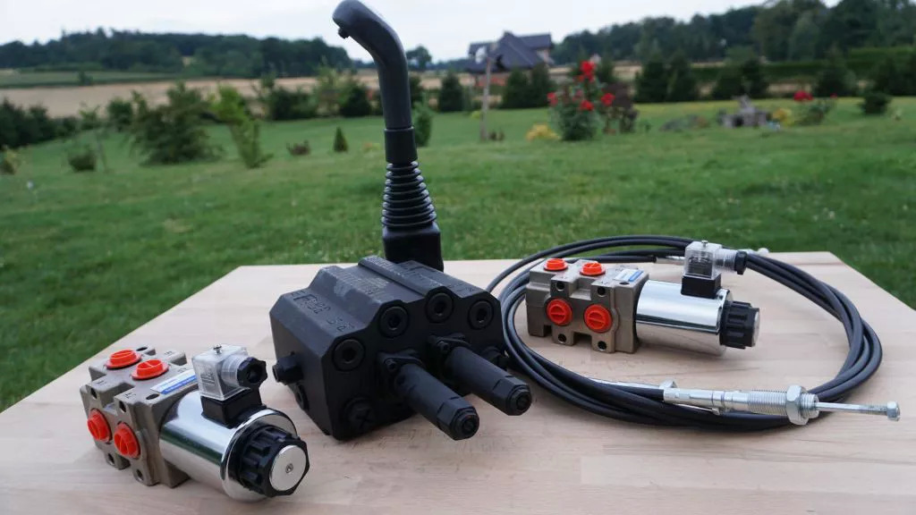 Front loader valve with Load Sensing LS valve 4 function Joystick 90 l/min 24 gp Case IH - Cargador frontal para tractor para Camión: foto 1 Front loader valve with Load Sensing LS valve 4 function Joystick 90 l/min 24 gp Case IH - Cargador frontal para tractor para Camión: foto 1