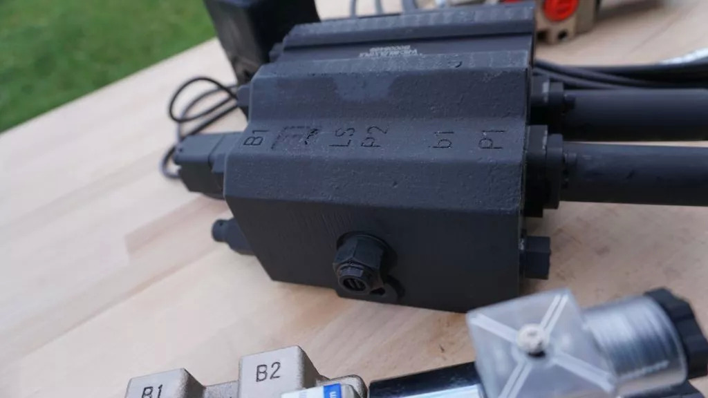 Front loader valve with Load Sensing LS valve 4 function Joystick 90 l/min 24 gp Case IH - Cargador frontal para tractor para Camión: foto 5 Front loader valve with Load Sensing LS valve 4 function Joystick 90 l/min 24 gp Case IH - Cargador frontal para tractor para Camión: foto 5