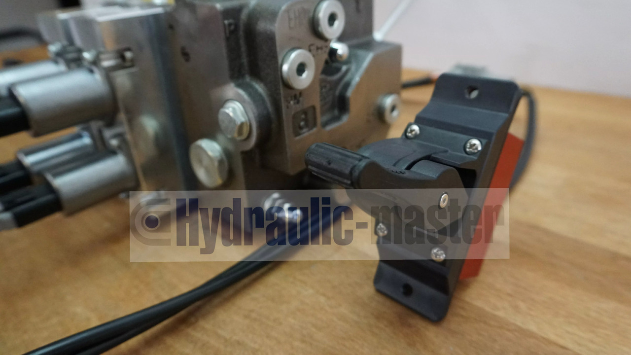 Full proportional valve 3 sections SPV 20-120 l/min 12 or 24 V plug and play det also available with Walvoil DPX100 - Cargador frontal para tractor para Camión: foto 2 Full proportional valve 3 sections SPV 20-120 l/min 12 or 24 V plug and play det also available with Walvoil DPX100 - Cargador frontal para tractor para Camión: foto 2