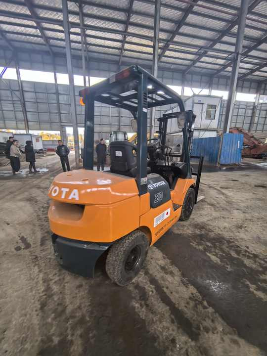 Second hand toyota fd30 very good working condition and performance used forklift for sale used - Carretilla elevadora diésel: foto 3 Second hand toyota fd30 very good working condition and performance used forklift for sale used - Carretilla elevadora diésel: foto 3