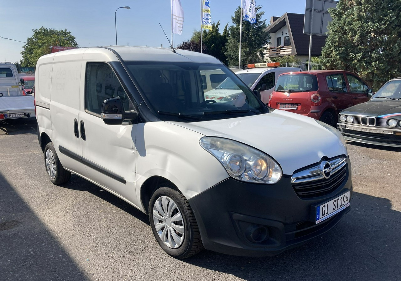 Fiat Doblo Fiat Doblo 1,3 jtd ECO Flex chłodnia do leków 2013 - Furgón: foto 1 Fiat Doblo Fiat Doblo 1,3 jtd ECO Flex chłodnia do leków 2013 - Furgón: foto 1