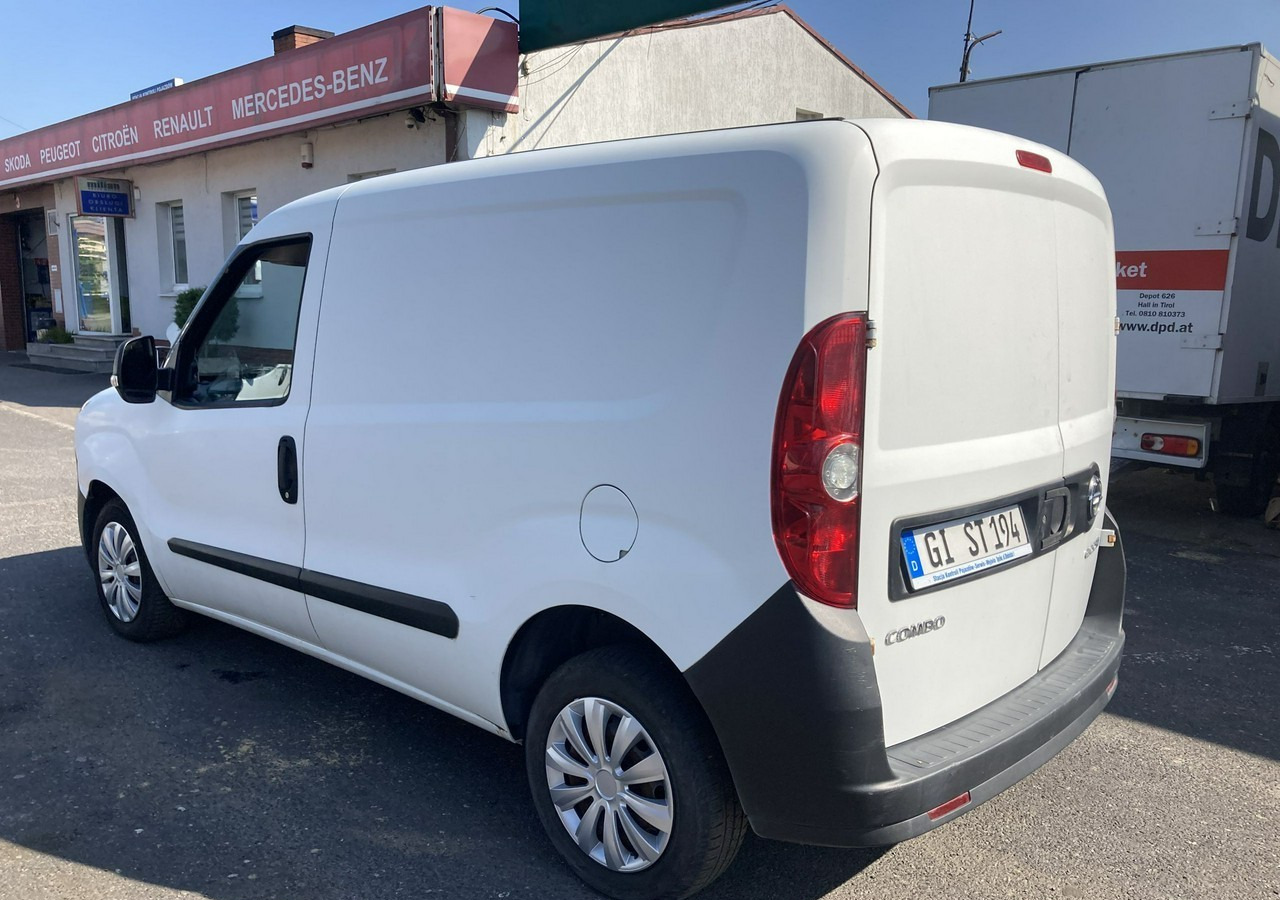 Fiat Doblo Fiat Doblo 1,3 jtd ECO Flex chłodnia do leków 2013 - Furgón: foto 3 Fiat Doblo Fiat Doblo 1,3 jtd ECO Flex chłodnia do leków 2013 - Furgón: foto 3