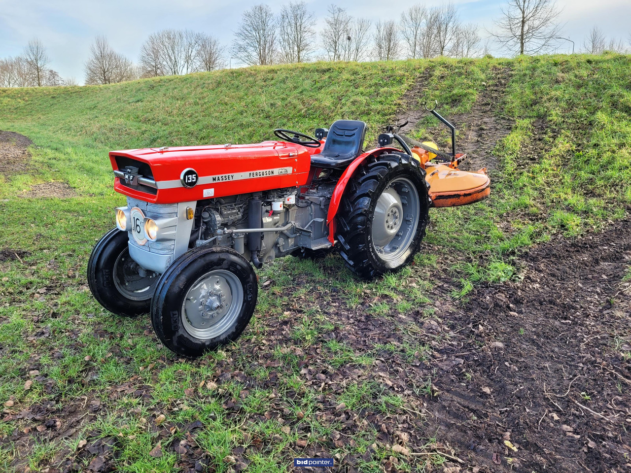 Massey Ferguson 135 smalspoor trekker - Tractor: foto 1 Massey Ferguson 135 smalspoor trekker - Tractor: foto 1