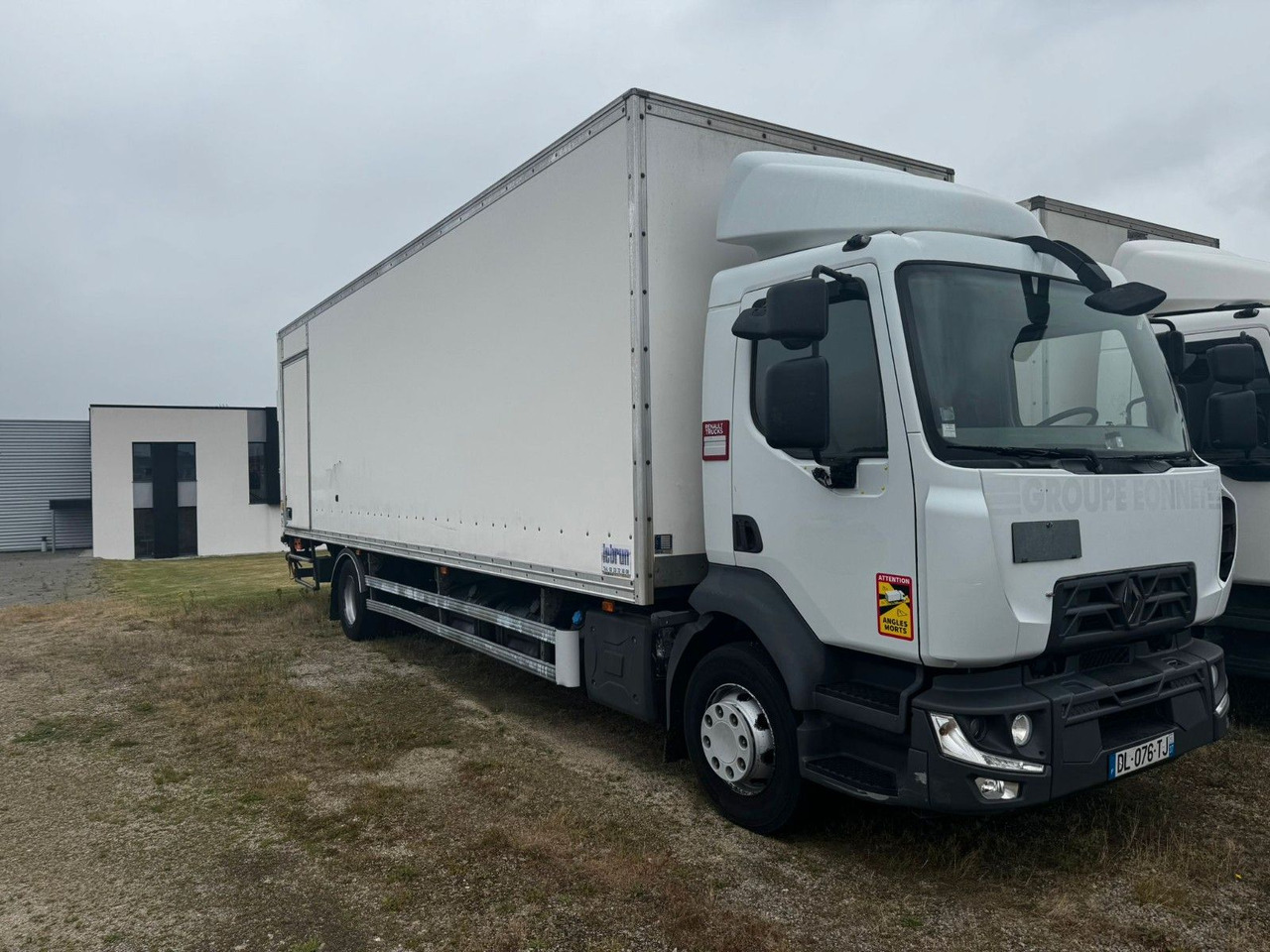 Renault D16 210 / 4x2 / KONTENER / 8.5M / WINDA DHOLLAND - Camión caja cerrada: foto 1 Renault D16 210 / 4x2 / KONTENER / 8.5M / WINDA DHOLLAND - Camión caja cerrada: foto 1