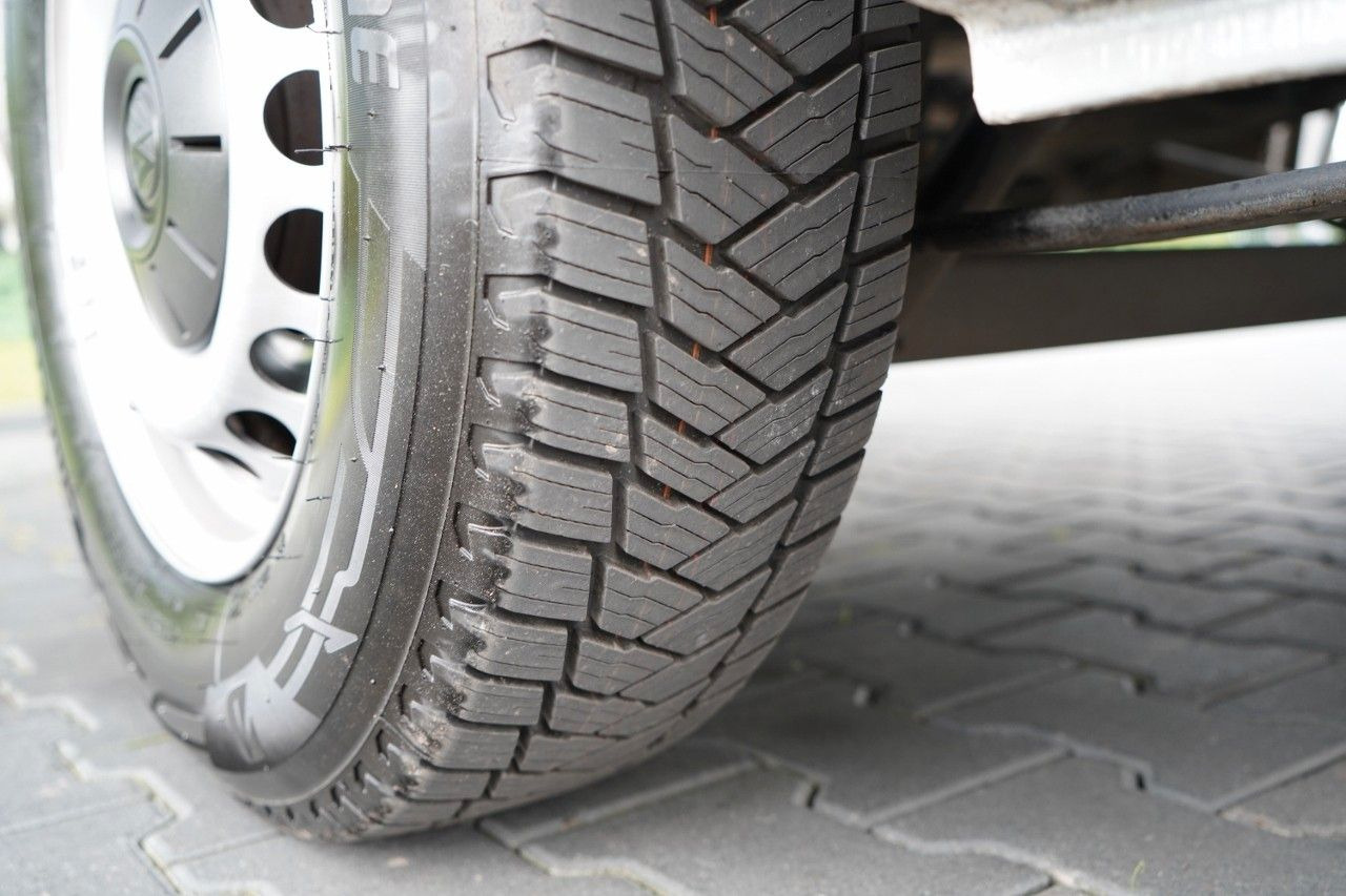 Furgón Volkswagen CRAFTER / 2.0 D / FURGON BLASZAK / NAJAZD ALUM: foto 8 Furgón Volkswagen CRAFTER / 2.0 D / FURGON BLASZAK / NAJAZD ALUM: foto 8