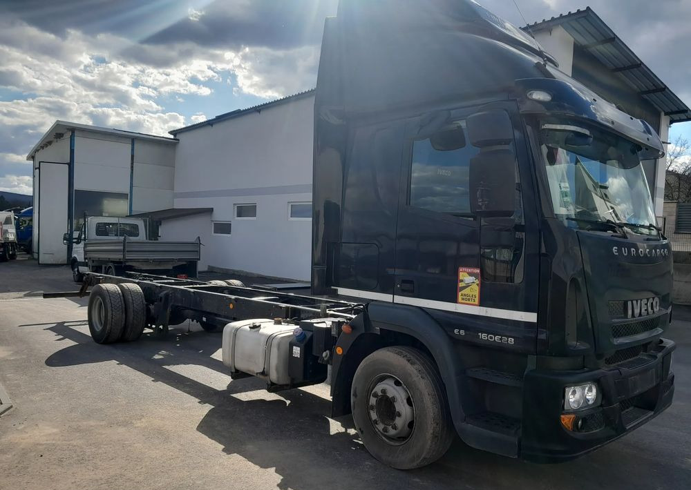 Iveco EUROCARGO 160E28 RAMA DO ZABUDOWY/ LAWETA / MANUAL / - Camión lona: foto 2 Iveco EUROCARGO 160E28 RAMA DO ZABUDOWY/ LAWETA / MANUAL / - Camión lona: foto 2