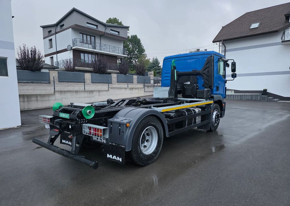 MAN TGM 18.340 urządzenie hakowe AXOR - Camión multibasculante: foto 2 MAN TGM 18.340 urządzenie hakowe AXOR - Camión multibasculante: foto 2