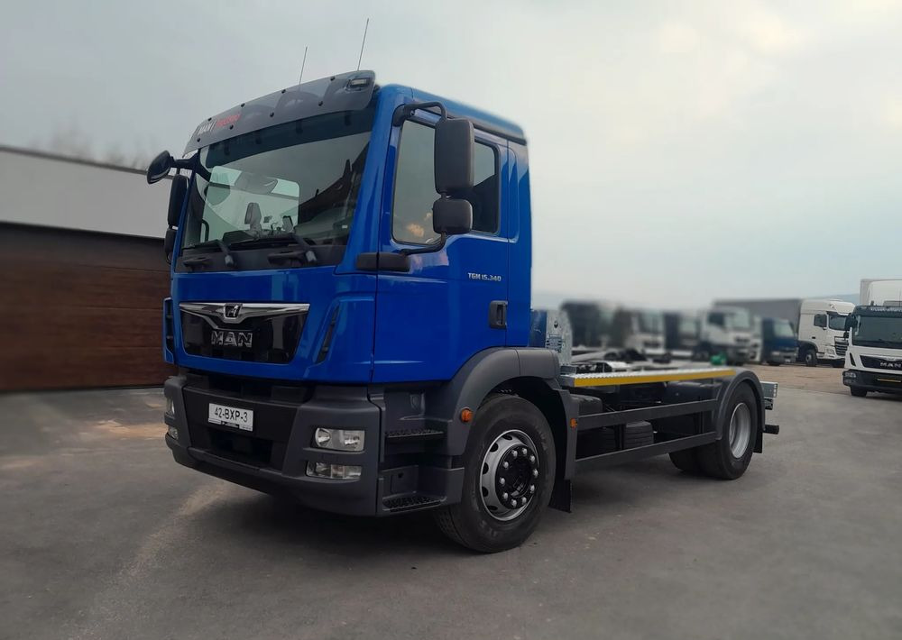 MAN TGM 18.340 urządzenie hakowe AXOR - Camión multibasculante: foto 1 MAN TGM 18.340 urządzenie hakowe AXOR - Camión multibasculante: foto 1