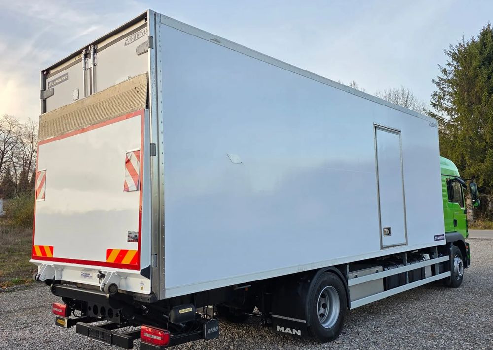 MAN TGM 18.320 / 18.290 / 15.290 / IZOTERMA / WINDA / 19PALET / E6 / 08.2018 / LIFT / SPROWADZONY / AUTOMAT / SYPIALKA / PIERWSZY WŁAŚCICIEL / BOCZNE DRZWI / STAN BARDZO DOBRY - Camión frigorífico: foto 5 MAN TGM 18.320 / 18.290 / 15.290 / IZOTERMA / WINDA / 19PALET / E6 / 08.2018 / LIFT / SPROWADZONY / AUTOMAT / SYPIALKA / PIERWSZY WŁAŚCICIEL / BOCZNE DRZWI / STAN BARDZO DOBRY - Camión frigorífico: foto 5