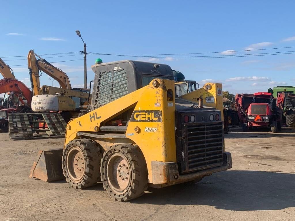 Gehl R 220 Gehl R 220 - Minicargadora: foto 3 Gehl R 220 Gehl R 220 - Minicargadora: foto 3