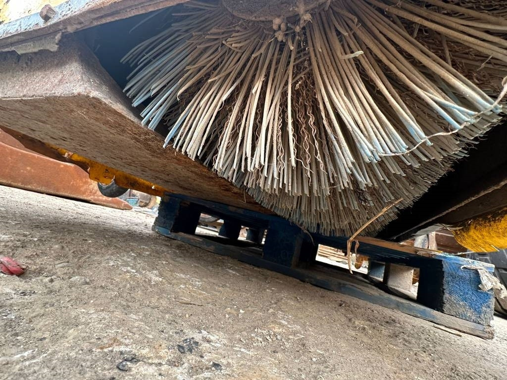 Multisweep 400C - Barredora cucharón para Maquinaria de construcción: foto 3 Multisweep 400C - Barredora cucharón para Maquinaria de construcción: foto 3