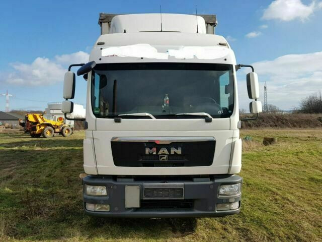 MAN TGL8.240 G.Haus/2xBett Klima AHK - Furgoneta con caja de lona: foto 1 MAN TGL8.240 G.Haus/2xBett Klima AHK - Furgoneta con caja de lona: foto 1