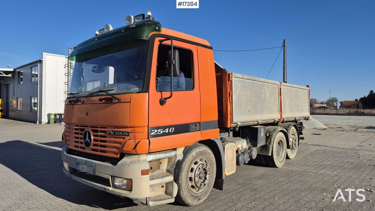 Three-axle tipper MERCEDES-BENZ ACTROS 2540 (1997) - Camión volquete: foto 1 Three-axle tipper MERCEDES-BENZ ACTROS 2540 (1997) - Camión volquete: foto 1