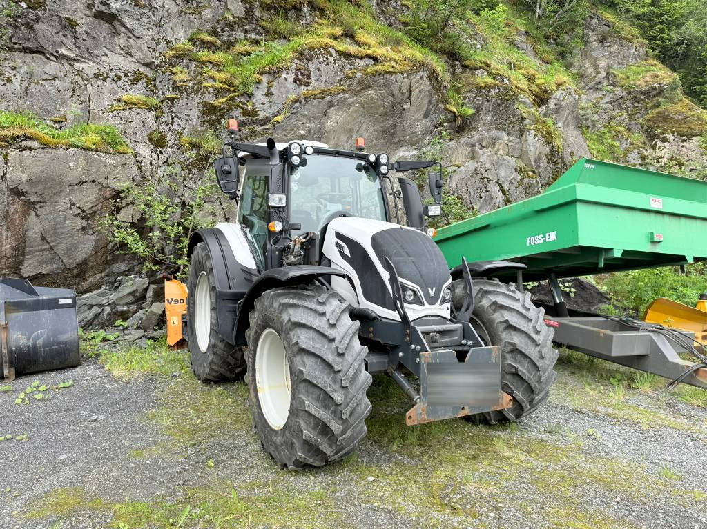 Valtra N 174 med frontlaster - Tractor: foto 1 Valtra N 174 med frontlaster - Tractor: foto 1