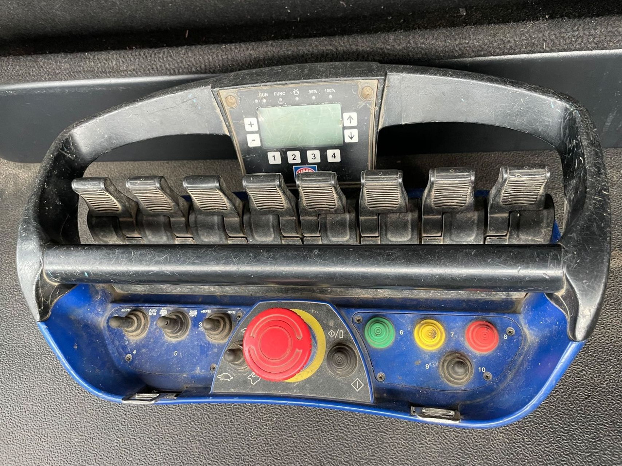 Camión grúa Iveco Stralis 360 with HMF 4020 K5 crane: foto 15