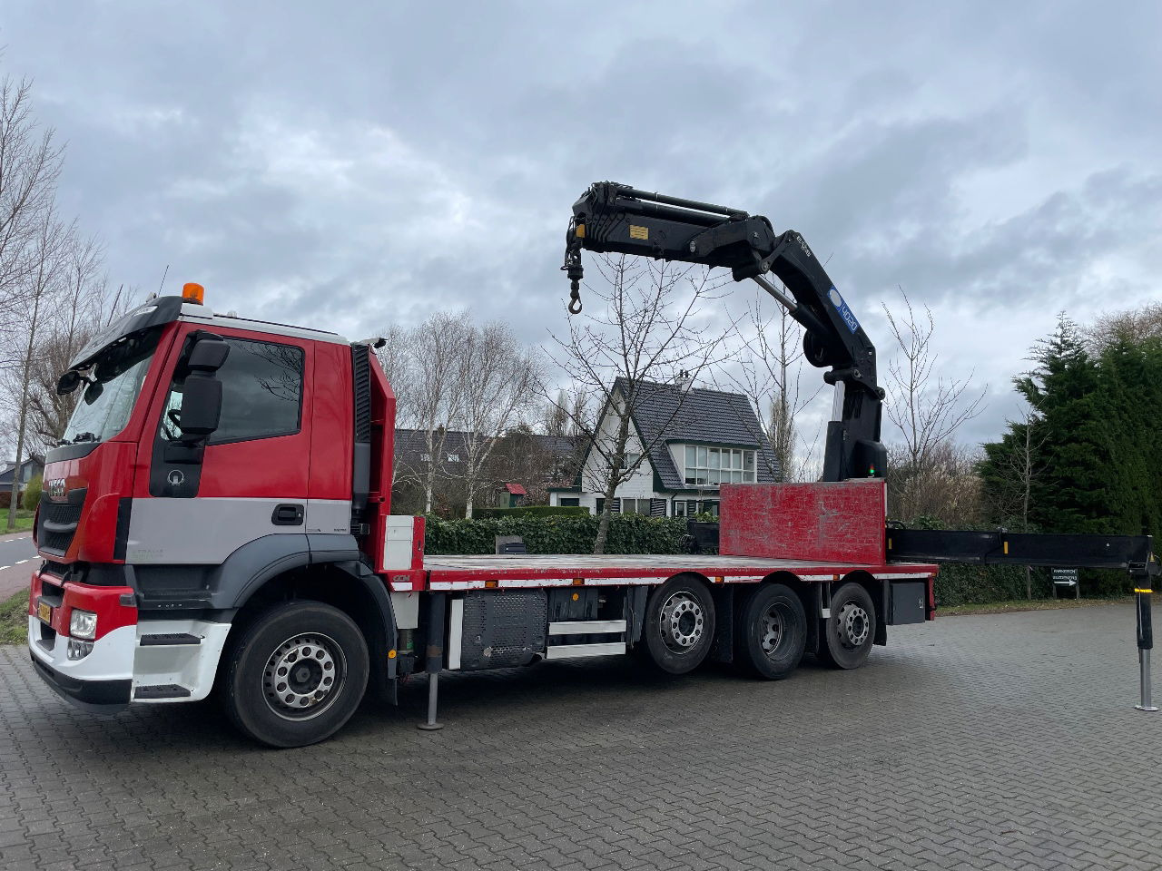 Camión grúa Iveco Stralis 360 with HMF 4020 K5 crane: foto 10