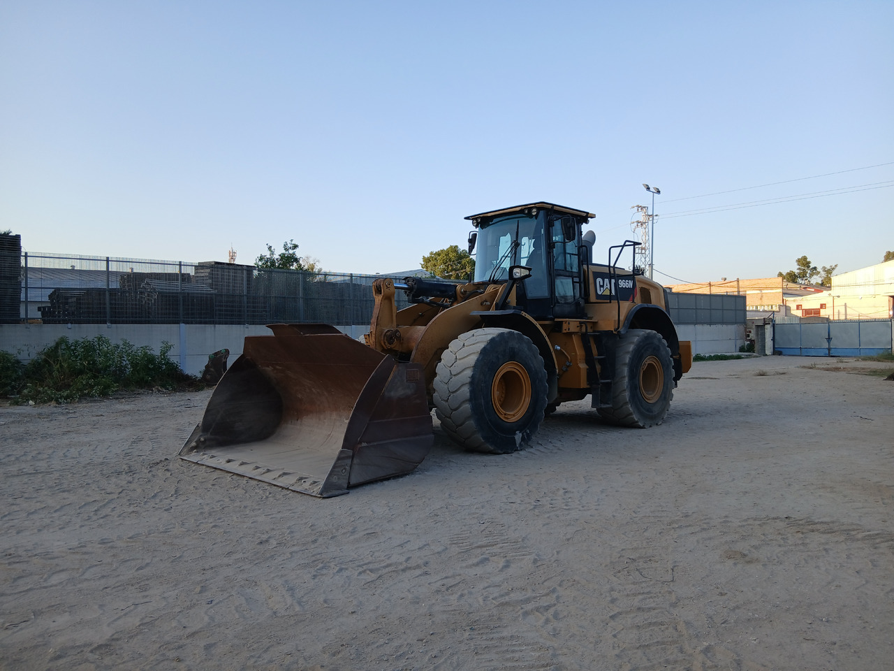 Caterpillar 966M - Maquinaria de construcción: foto 1 Caterpillar 966M - Maquinaria de construcción: foto 1