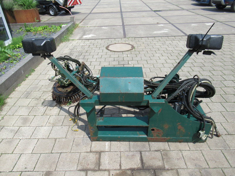 Burtec Borstelarm aanbouw - Barredora cucharón para Vehículo municipal: foto 2 Burtec Borstelarm aanbouw - Barredora cucharón para Vehículo municipal: foto 2