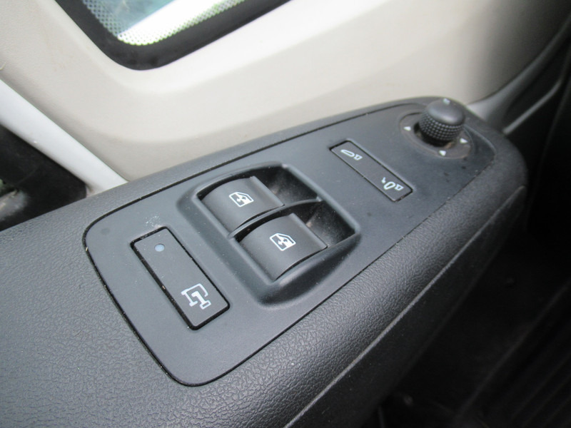 Furgoneta pequeña Peugeot Boxer 330 2.2 HDI 96KW L2H2 XR Airco Klima Flitsers: foto 19