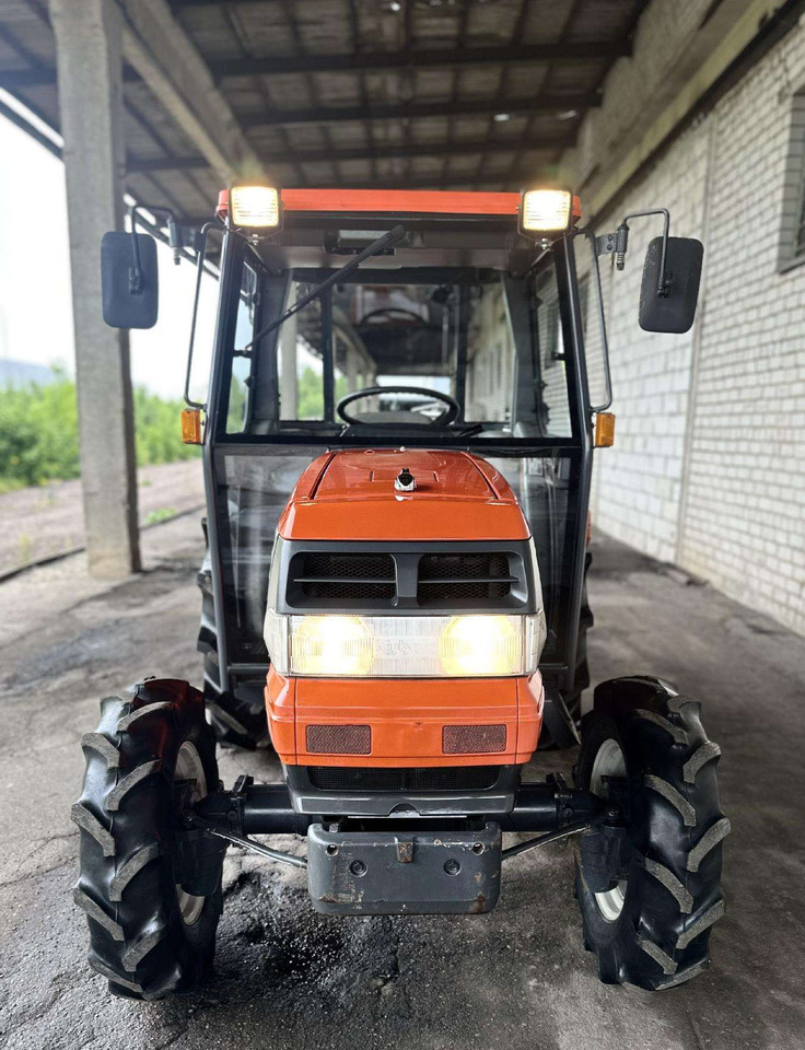 Kubota 320 - Tractor: foto 3 Kubota 320 - Tractor: foto 3