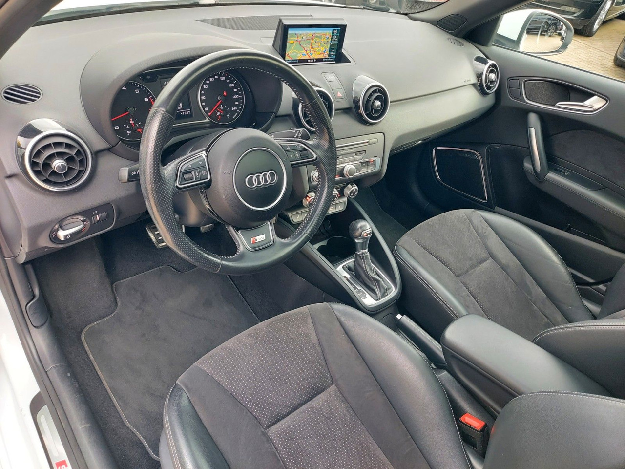 Sedan Audi A1 Sportback sport S-Line Pano Bose Xenon DAB: foto 21 Sedan Audi A1 Sportback sport S-Line Pano Bose Xenon DAB: foto 21